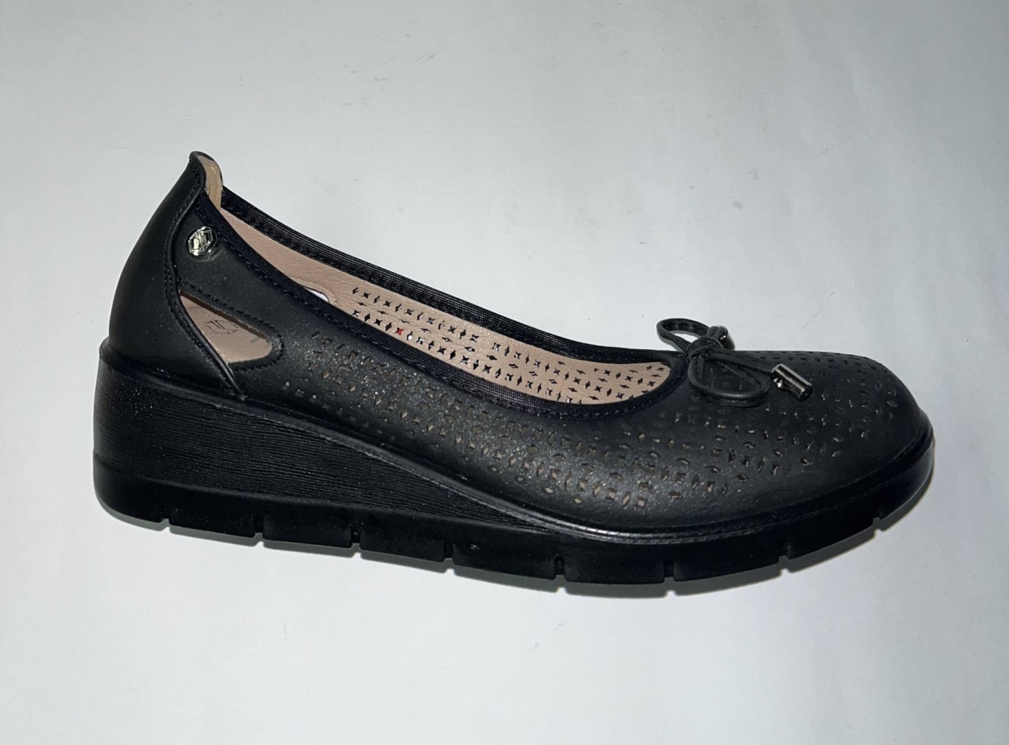 Manoletina con cuña para mujer en negro 24M209 de MYSOFTSHOES. M-237