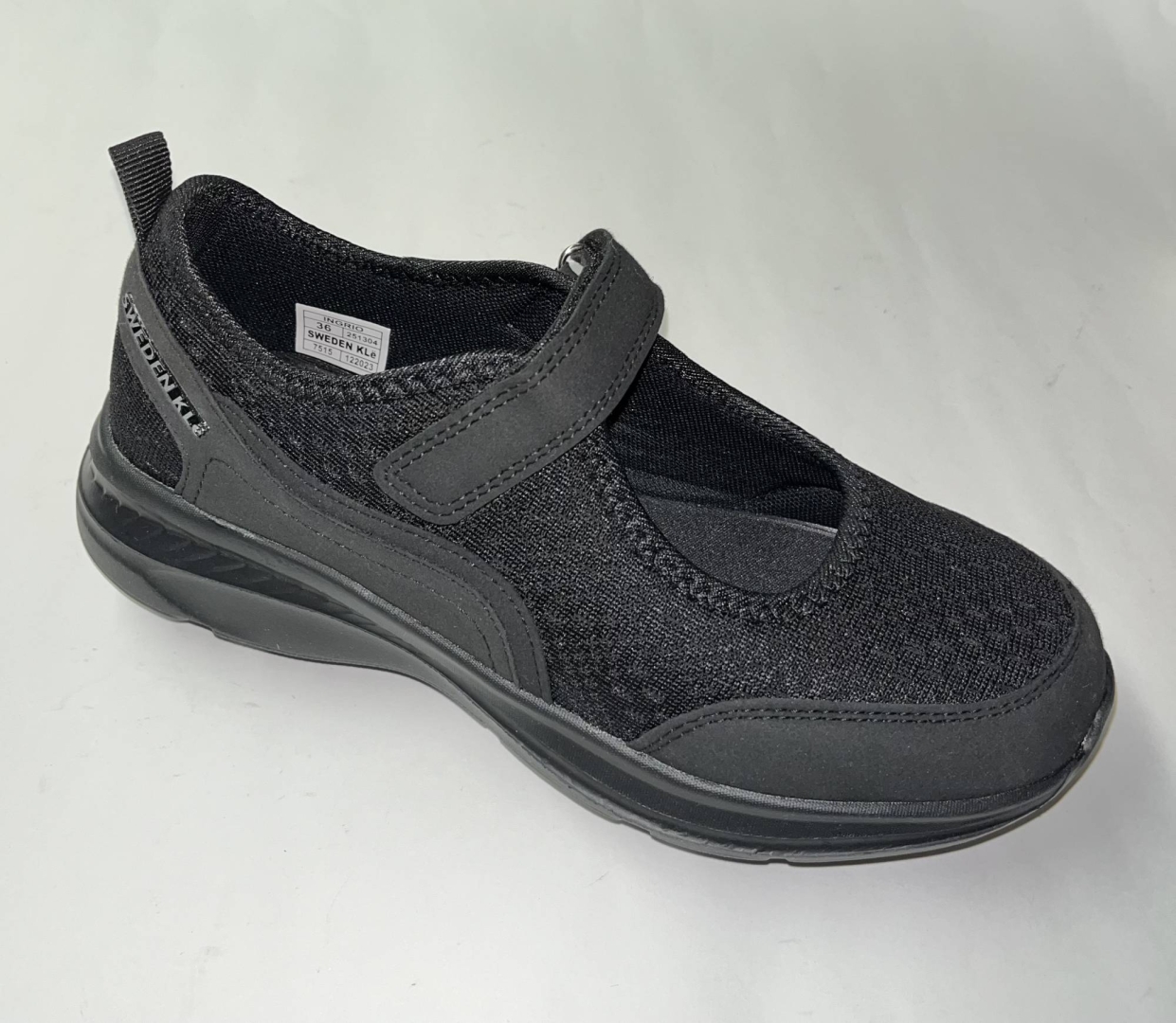 Zapato deportivo tipo merceditas en negro de SWEDEN KLË. D-039