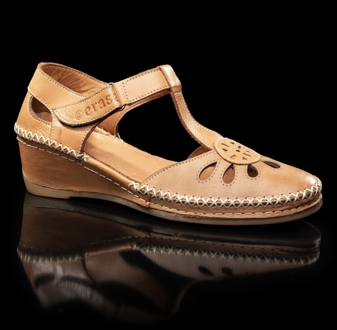 Sandalia semicerrada para mujer en piel color cuero 383-175 dé ERASESHOES. M-326