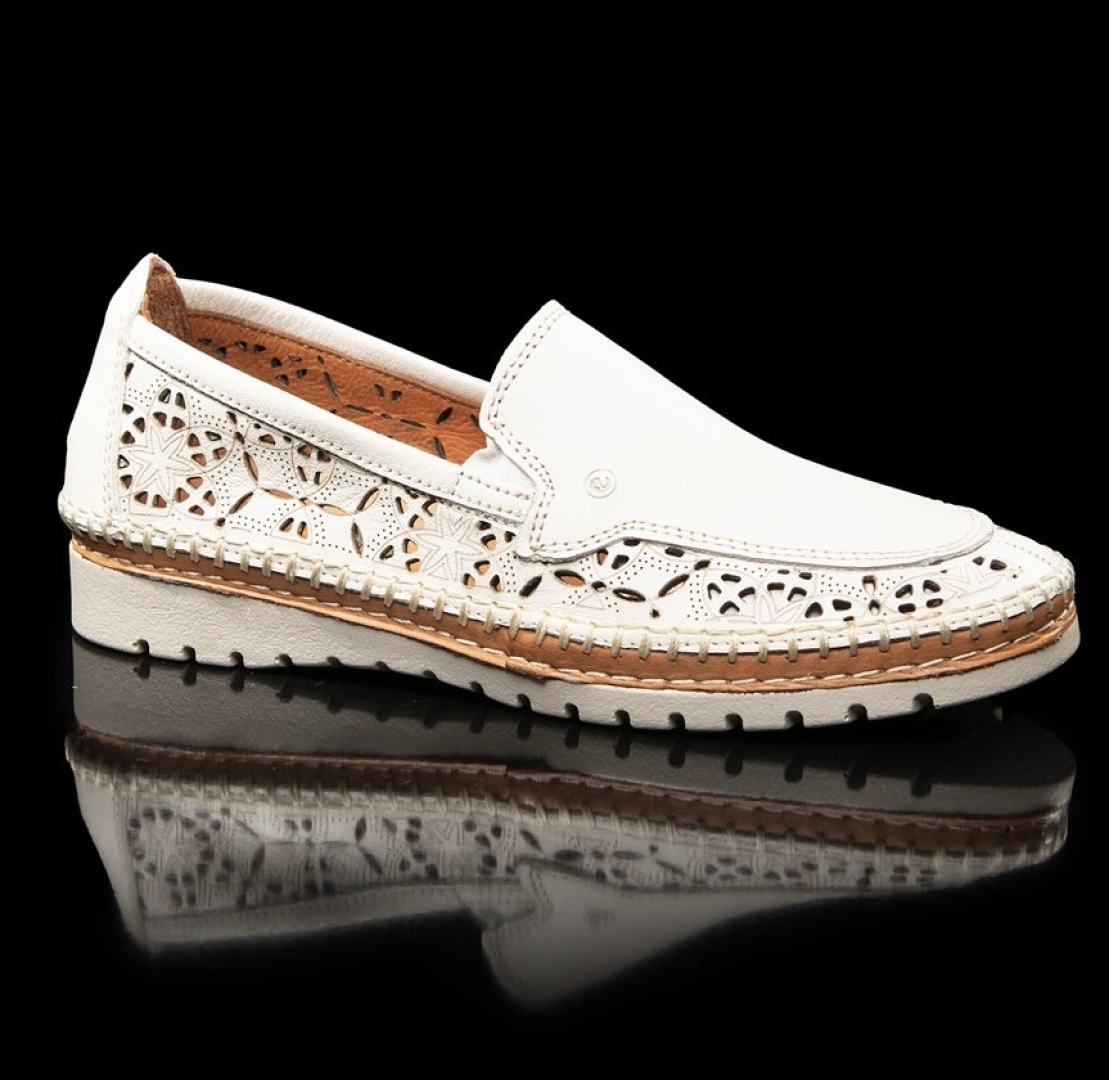 Zapato mocasín para mujer en piel blanca 016-100 de ERASESHOES. M-332