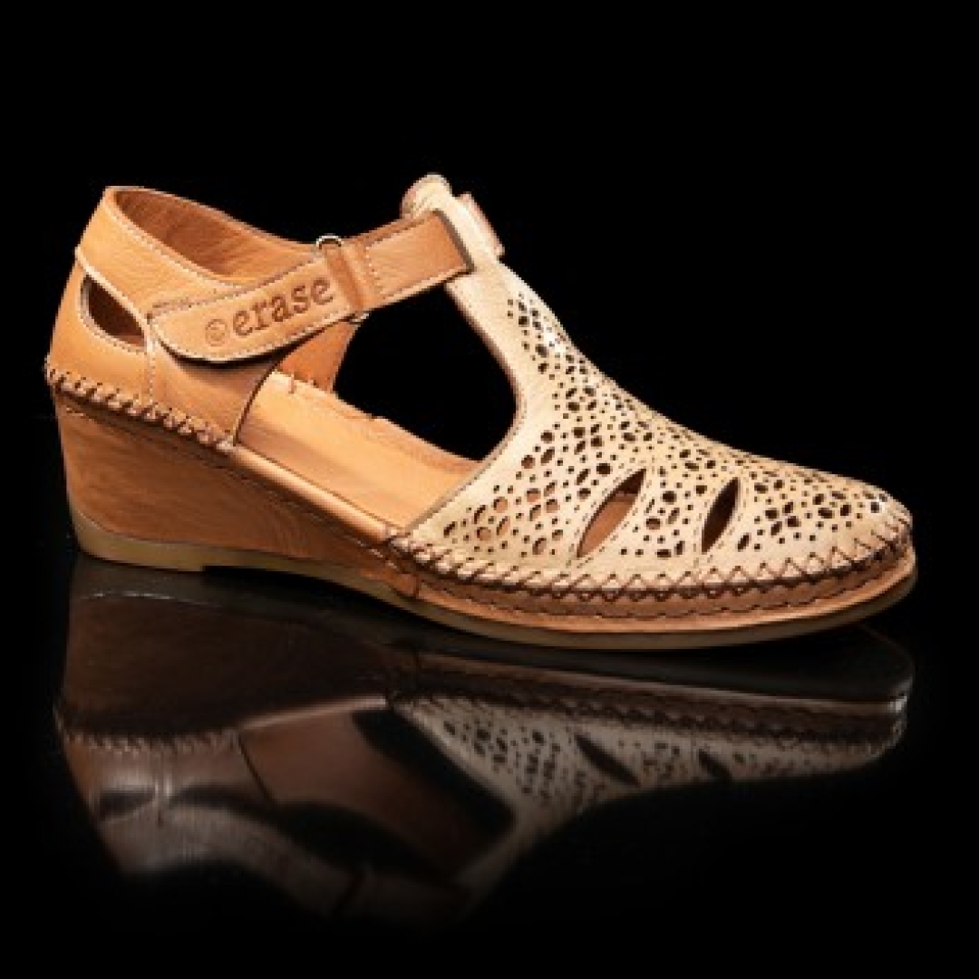 Sandalia semicerrada para mujer en piel beige y cuero 383-174 de ERASESHOES. M-330