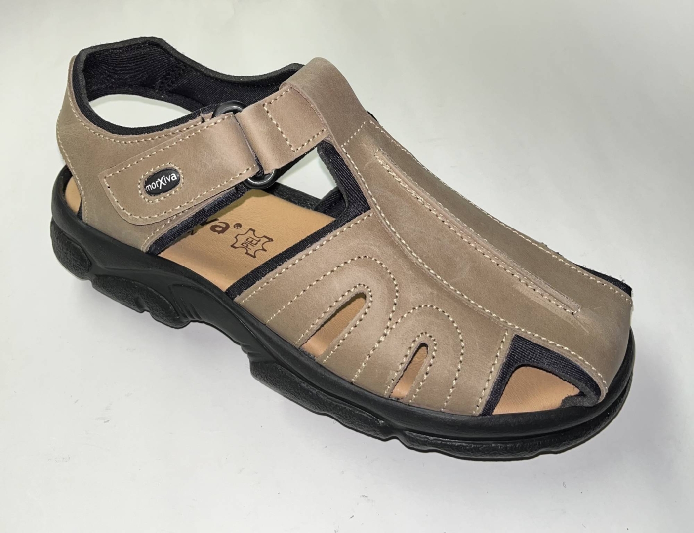 Sandalia para hombre semicerrada en piel taupe mod. 7018 de MORXIVA. H-376