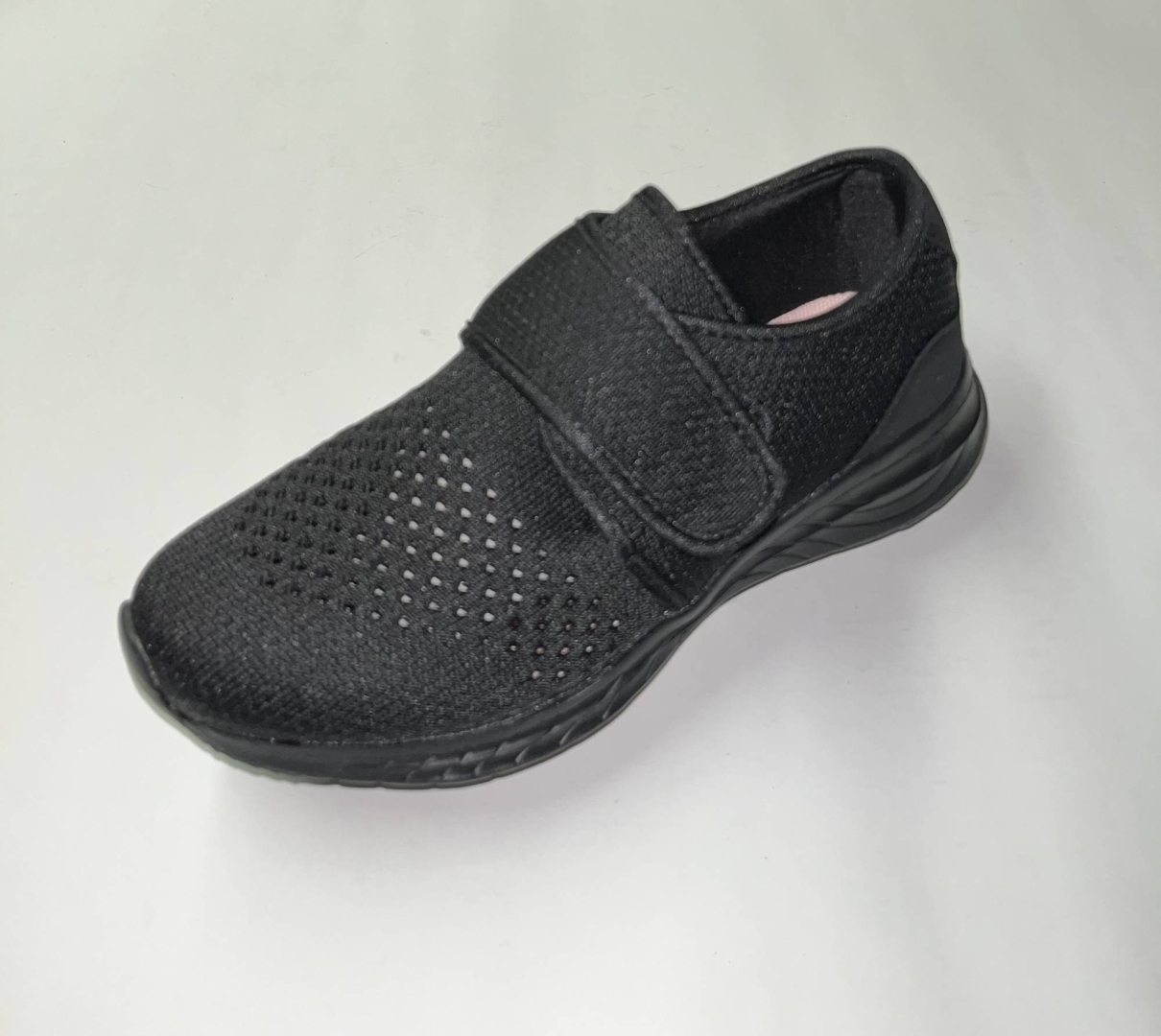 Zapatilla deportiva con belcro para mujer en negro. Ref. MANOLAS-21 de NICOBOCO. D-51