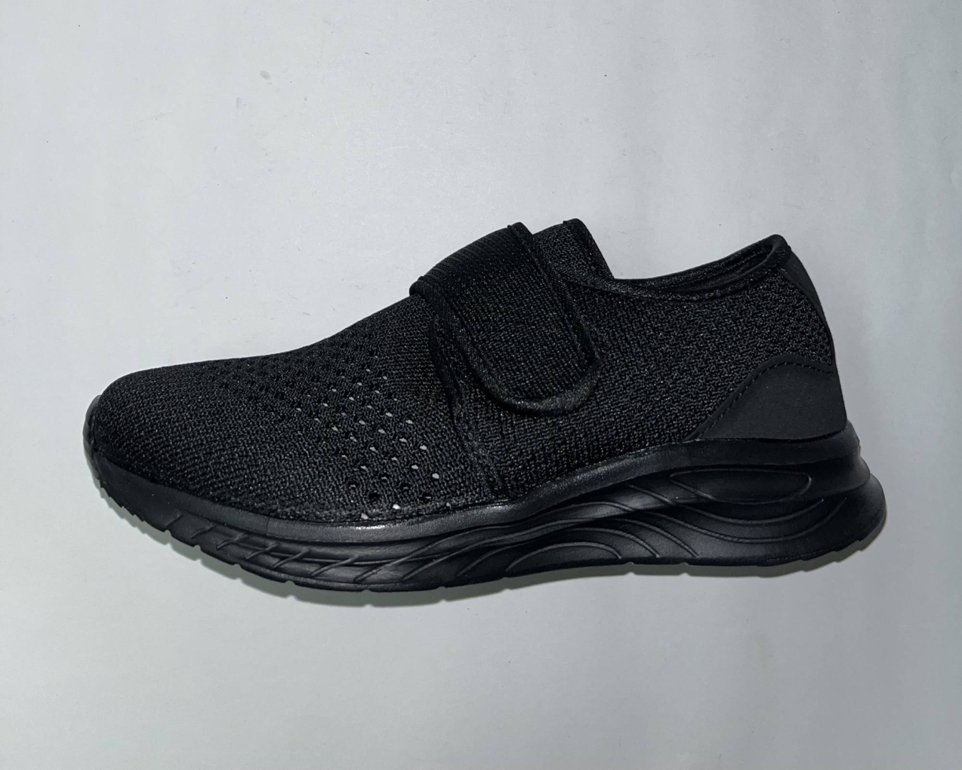 Zapatilla deportiva con belcro para mujer en negro. Ref. MANOLAS-21 de NICOBOCO. D-51