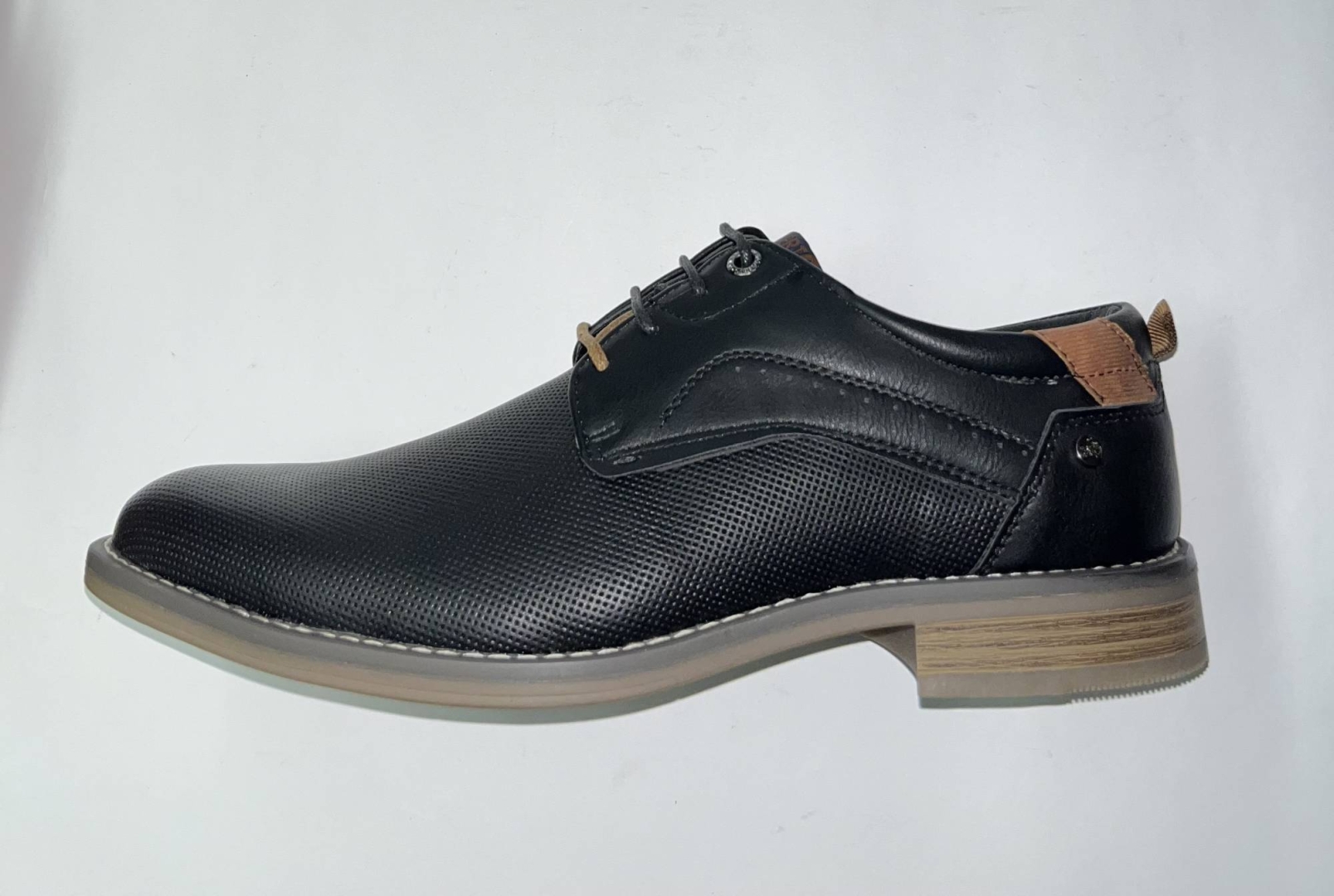 Zapato tipo blucher para hombre en negro 20011 de LIBERTO. H-386