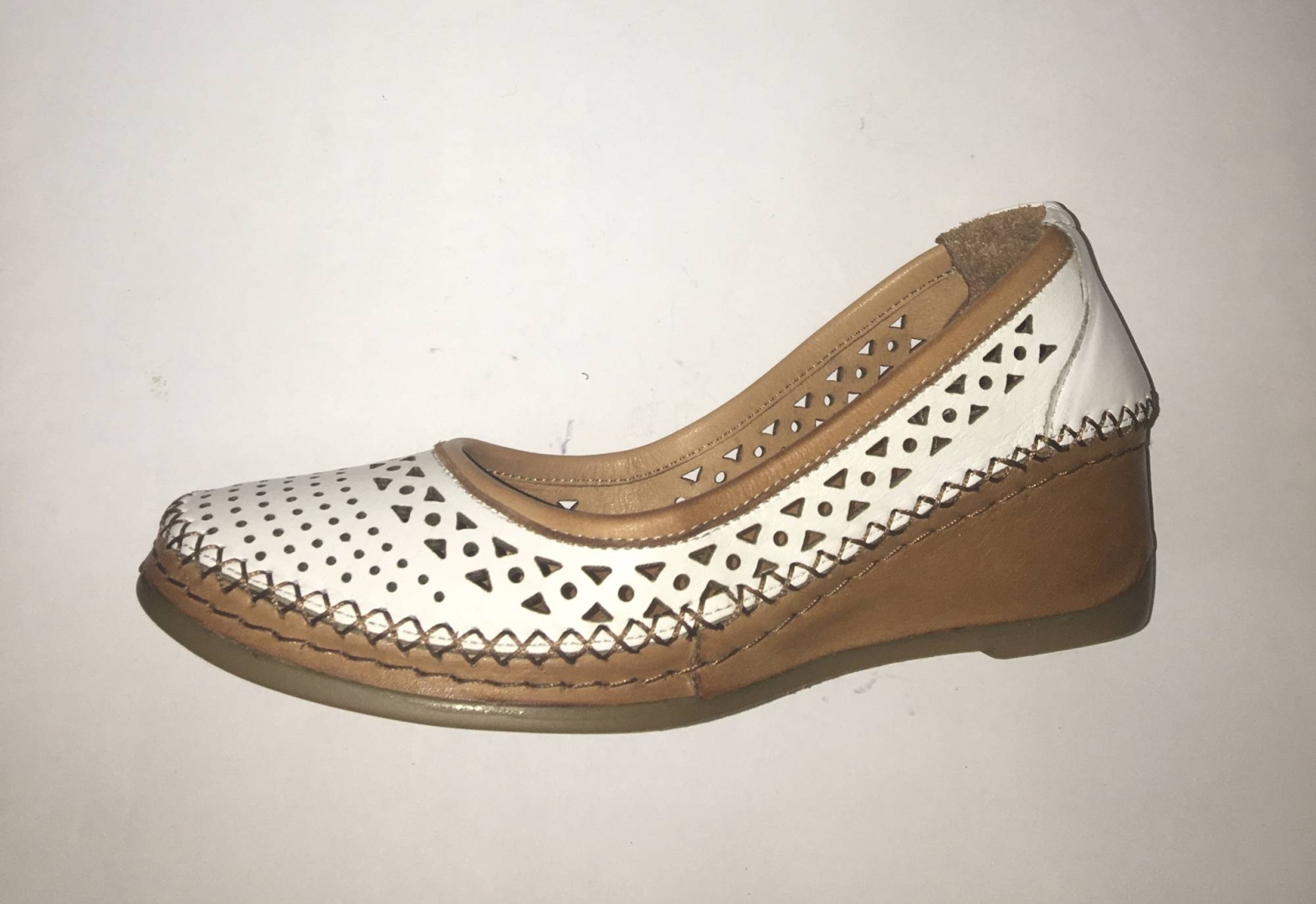 Zapato casual de piel para mujer en color blanco de ERASESHOES. M-043