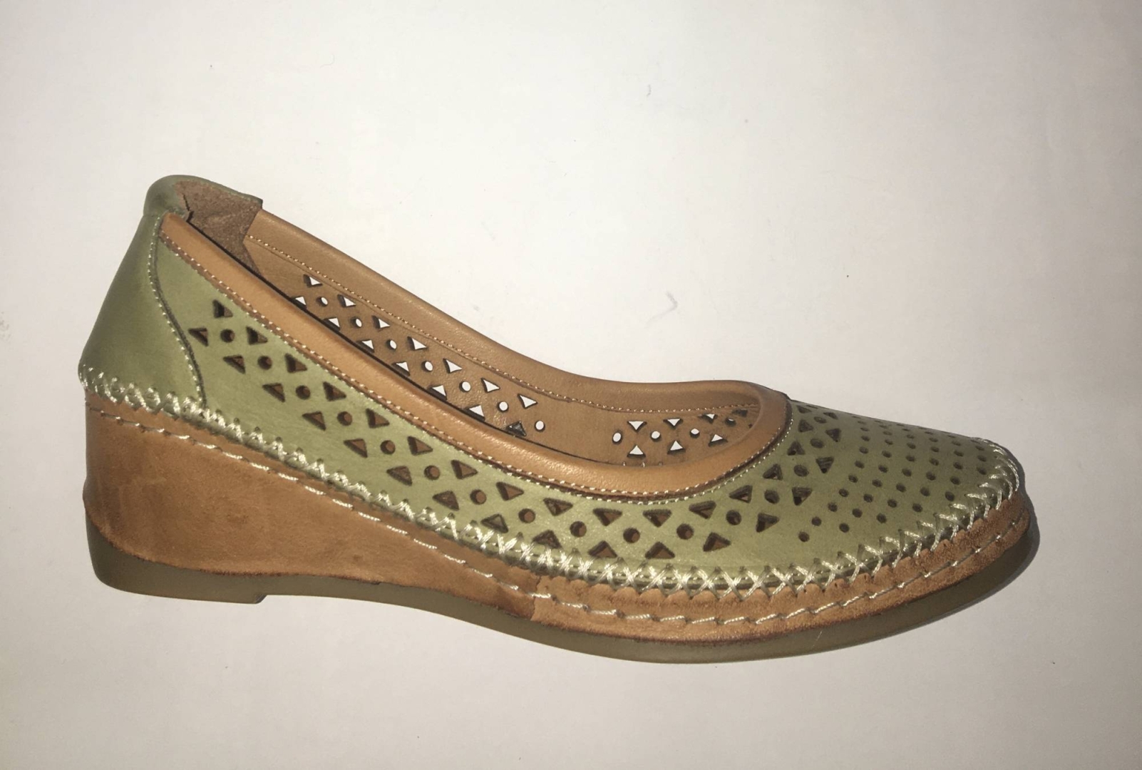 Zapato tipo manoletina en piel para mujer en verde de ERASESHOES. M-044